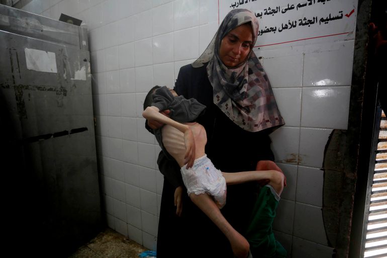 صور الأطفال المجوعين بغزة.. أدلة تدحض ادعاءات نتنياهو 4 توفي الطفل الفلسطيني تامر شحيبر، الثلاثاء، في "مستشفى شهداء الأقصى" وسط قطاع غزة، متأثرا بمضاعفات سوء التغذية الحاد، نتيجة الحصار والتجويع الإسرائيلي المستمر على القطاع منذ أشهر. وقال مصدر طبي للأناضول إن الطفل تامر (15 عاما) نقل إلى المستشفى في حالة حرجة، حيث بدا جسده شديد الهزال، وبدت عظام صدره وظهره بارزة بشكل مؤلم. ( Mohammed Nassar - وكالة الأناضول )