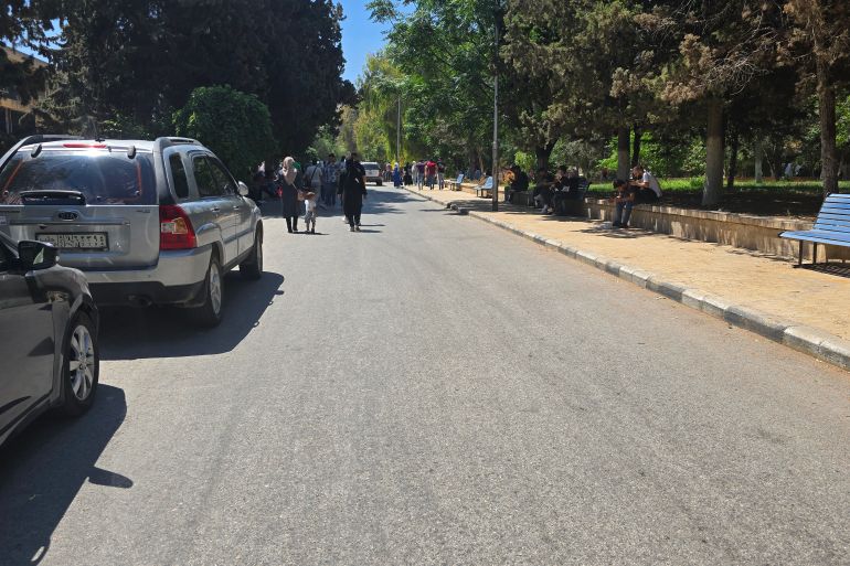 جامعات سوريا تحت الضغط بعد عودة الطلبة المنقطعين منذ الثورة 2 طلاب سوريون ينتظرون دخولهم لقاعات الامتحانات(الجزيرة نت)
