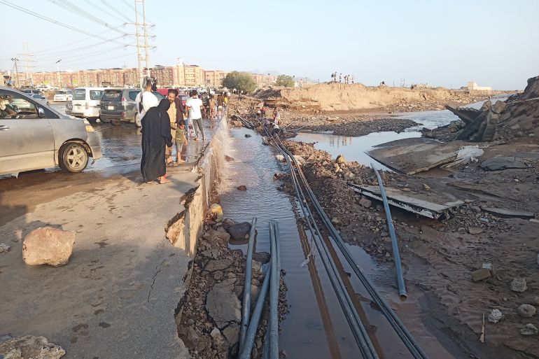 كارثة السيول في اليمن.. منازل غارقة وعائلات بلا مأوى 1 سيول عدن تخلّف أضرارًا مادية كبيرة وتوقف إمدادات مياه الشرب عن آلاف السكان (الجزيرة) (2)