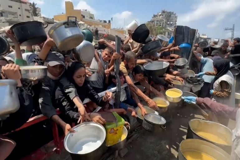 أطفالي ينامون على الماء والملح.. المجاعة تلاحق أهل غزة كل صباح 4 PALESTINIANS GATHERING AT A SOUP KITCHEN IN GAZA CITY TO GET FOOD / PALESTINIAN MOTHER OF THREE, HEBA AL-GHAMARI, TALKING ABOUT DAILY STRUGGLE TO GET FOOD