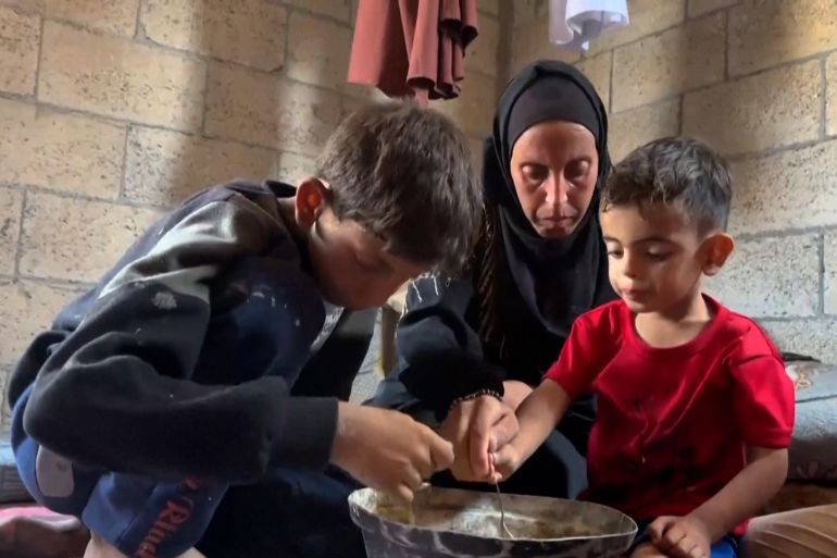 أطفالي ينامون على الماء والملح.. المجاعة تلاحق أهل غزة كل صباح 3 PALESTINIANS GATHERING AT A SOUP KITCHEN IN GAZA CITY TO GET FOOD / PALESTINIAN MOTHER OF THREE, HEBA AL-GHAMARI, TALKING ABOUT DAILY STRUGGLE TO GET FOOD