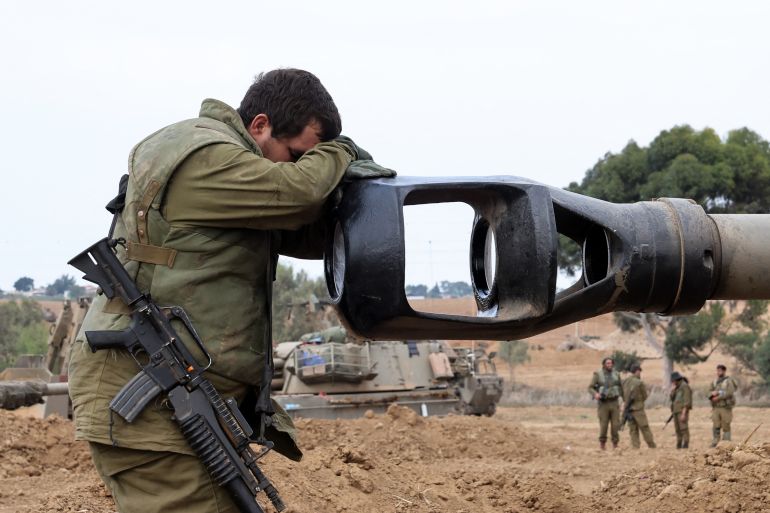 مقال في إندبندنت: 7 أكتوبر بداية نهاية نتنياهو 1 An Israeli soldier rests his head on the gun barrel of a self-propelled artillery howitzer as Israeli soldiers take positions near the border with Gaza in southern Israel on October 9, 2023. One month after Israel was wracked by Hamas attacks, life has been upended for both the Palestinians and Israel after it launched a war of reprisal in the Gaza Strip. The October 7 attacks by Hamas militants who stormed across from Gaza and struck kibbutzim and southern Israeli areas killed 1,400 people, mostly civilians, and deeply scarred the nation. The health ministry in Hamas-run Gaza says nearly 9,500 have been killed, two-thirds of them women and children, and mostly civilians. (Photo by JACK GUEZ / AFP)