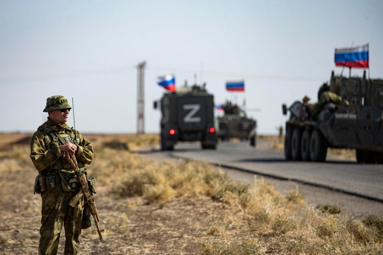 ما الذي يعيد جمع دمشق وموسكو على الطاولة؟ 1 Soldiers of a Russian military convoy and their US counterparts exchange greetings as their patrol routes intersect in an oil field near Syria's al-Qahtaniyah town in the northeastern Hasakah province, close to the border with Turkey, on October 8, 2022. (Photo by Delil SOULEIMAN / AFP)