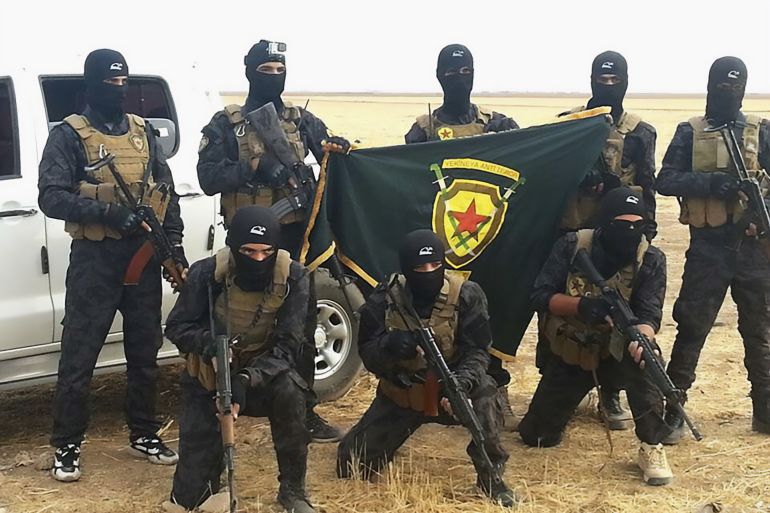 حزب اللواء السوري.. صعوده في السويداء وعلاقته بإسرائيل 2 YAT fighters with the unit's flag in late 2015. Wikipedia