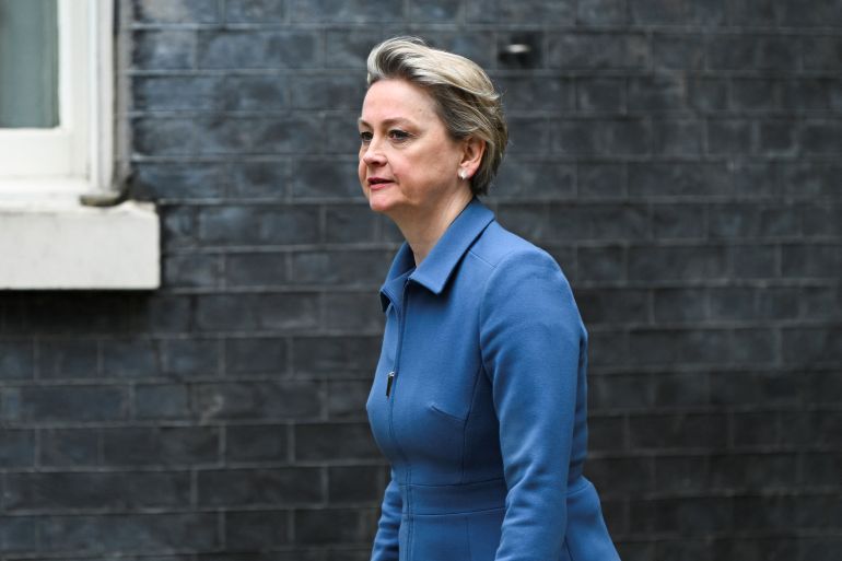 طلبات اللجوء في بريطانيا تسجل أعلى مستوى خلال عام 2 Britain's Home Secretary Yvette Cooper walks on the day of a cabinet meeting at 10 Downing Street in London, Britain, June 11, 2025. REUTERS/Jaimi Joy