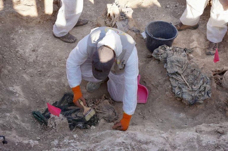الفرق الفنية بدأت انتشال رفات الضحايا من سطح المقبرة