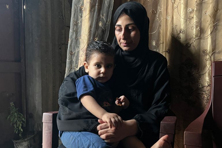 أرملة قريقع تحكي للجزيرة نت عن الشهيد الصحفي والإنسان 1 هالة أرملة الصحفي الشهيد محمد قريقع تحتضن طفلها سند