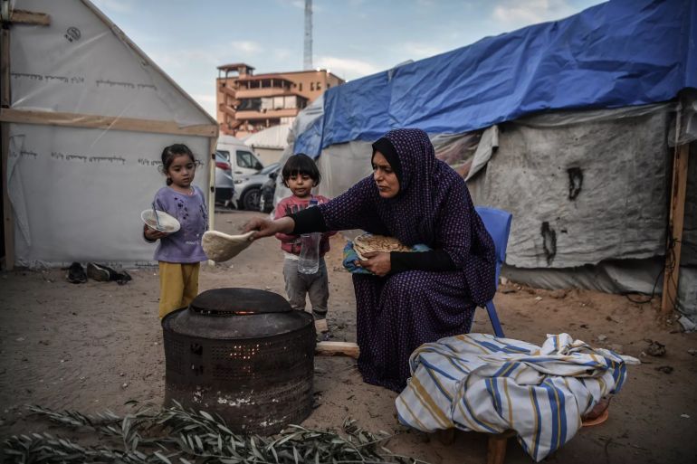 مسؤولة باليونيسيف للجزيرة نت: مدن غزة الرئيسية تتجه نحو تجويع شامل 3 معاناة النساء في غزة من اجل إطعام وحماية أطفالهن (اليونيسيف)معاناة النساء في غزة من اجل إطعام وحماية أطفالهن (اليونيسيف)