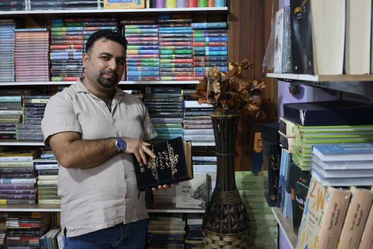 وكالة الأنباء السورية تنطق بالكردية.. خطوة رمزية أم تحول إستراتيجي؟ 2 الكاتب عباس موسى في مكتبة بنداروك للكتب