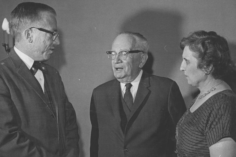 يهود في مواجهة الصهيونية 4 FEB 25 1963, FEB 26 1963; AAUN Signs 400th Member; Dr. Hans Kohn, center, confers before a Monday night meeting with officials of the Mile-Hi Chapter of the American Association for the United Nations, James S. Holme, left, 9556 E. Orchard Ave., chapter president, and Mrs. John Flore, 3171 W. 36th Ave., executive director. Dr. Kohn, recently appointed visiting professor of international relations at the University of Denver Social Science Foundation, addressed the meeting at International House. Highlight of the meeting was the signing of the 400th member for the Denver chapter of the group, M. E. Moosdorf of 967 Lafayette St.; (Photo By George Crouter/The Denver Post via Getty Images)