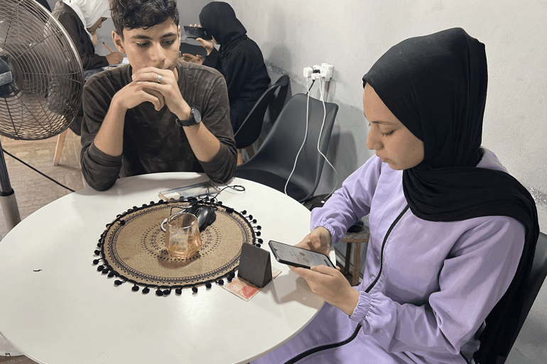 في ظروف معقدة ينتظر طلاب غزة أولى اختباراتهم عن بعد 3 الطالبة ليلى البطش تحدق في شاشة هاتفها بخيبة أمل بعد إعلان تأجيل الاختبار.