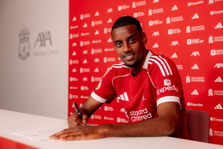 إنفاق قياسي لأندية الدوري الإنجليزي في فترة انتقالات "جنونية" 1 KIRKBY, ENGLAND - SEPTEMBER 01: Alexander Isak signs for Liverpool FC at AXA Training Centre on September 01, 2025 in Kirkby, England. (Photo by Nikki Dyer - LFC/Liverpool FC via Getty Images)
