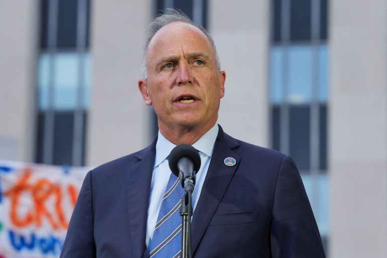 تظاهرات حاشدة في واشنطن ضد نشر ترامب الحرس الوطني 1 D.C. Attorney General Brian Schwalb speaks, as he gives a statement to the press, alongside D.C. Mayor Muriel Bowser (not pictured), following a conclusion of a court session, after U.S. President Donald Trump's announcement of the federal takeover of the Metropolitan Police Department under the Home Rule Act and the deployment of the National Guard to assist in crime prevention in the nation's capital, in Washington, D.C., U.S., August 15, 2025. REUTERS/Ken Cedeno