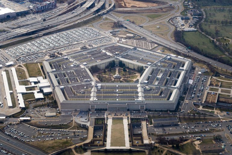 لماذا قرر ترامب الآن تغيير اسم وزارة الدفاع الأميركية إلى الحرب؟ 1 FILE PHOTO: The Pentagon is seen from the air in Washington, D.C., U.S., March 3, 2022. REUTERS/Joshua Roberts/File Photo