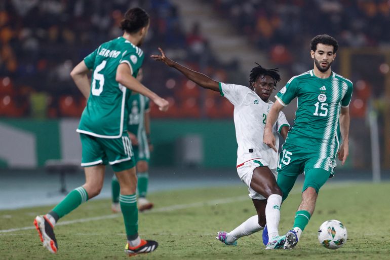 لماذا فشلت الجزائر مؤخرا باستقطاب مواهبها في أوروبا؟ 2 Algeria's defednder #15 Rayan Ait-Nouri fights for the ball with Mauritania's defender #20 Ibrahima Keita during the Africa Cup of Nations (CAN) 2024 group D football match between Mauritania and Algeria at Stade de la Paix in Bouake on January 23, 2024. (Photo by KENZO TRIBOUILLARD / AFP)