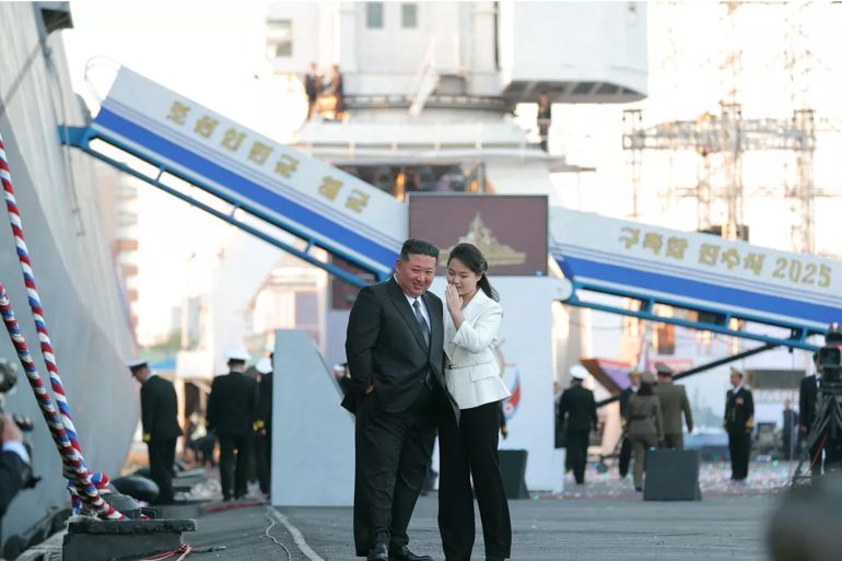 ابنة كيم جونغ أون ضيفة مفاجئة بعرض الصين العسكري.. فهل تكون خليفته؟ 1 Le 25 avril 2025, Kim Ju-ae est photographiée avec son père lors de la cérémonie de lancement d’un destroyer à la base de Nampo. STR / AFP