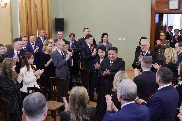 ابنة كيم جونغ أون ضيفة مفاجئة بعرض الصين العسكري.. فهل تكون خليفته؟ 2 Kim Jong-un et sa fille à l’ambassade de Russie en Corée du Nord, le 9 mai 2025. STR / AFP