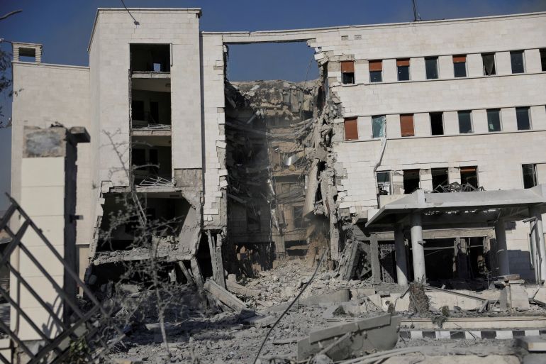دلالات تصعيد إسرائيل عسكريا بسوريا رغم تقدم المفاوضات 1 5 -استهدف القصف الإسرائيلي مبنى الأركان العامة ووزارة الدفاع ومحيط القصر الرئاسي بدمشق (رويترز)