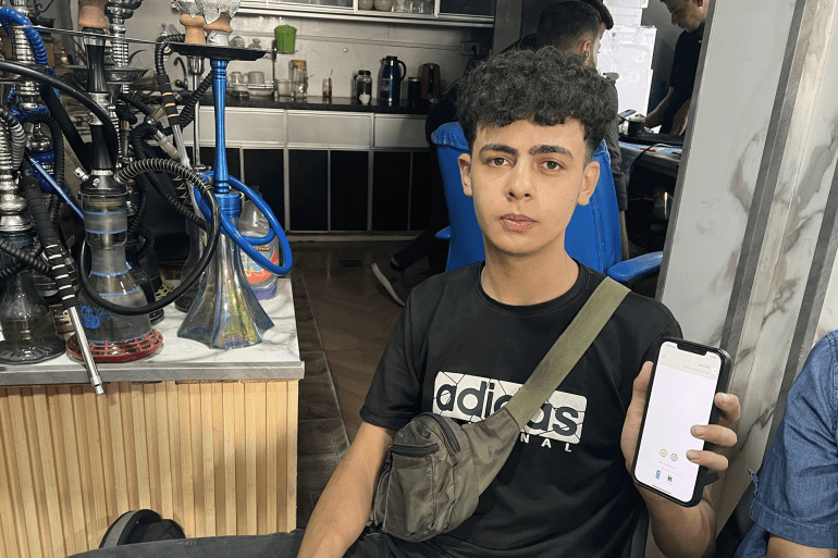 في ظروف معقدة ينتظر طلاب غزة أولى اختباراتهم عن بعد 1 يطالب أحمد خليل وزارة التربية والتعليم بمراعاة ظروف طلبة غزة والعمل على حل مشاكلهم