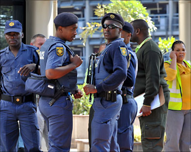 هل يستطيع أستاذ جامعي إنقاذ شرطة جنوب أفريقيا؟ 1 f_South African police patrol outside a hotel at Johannesburg Airport where relatives of the passengers killed in the Afriqiyah Airways Airbus A330 are gathered on May 12, 2010