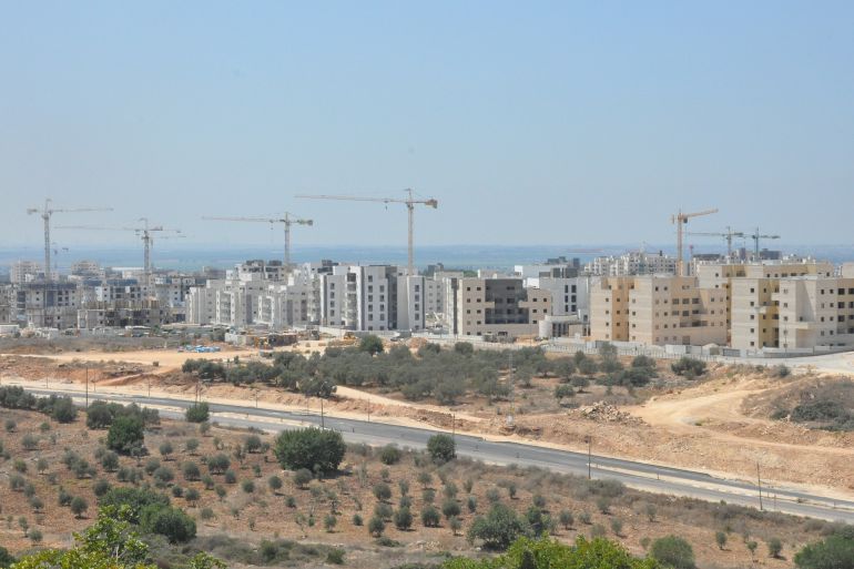 بالاستيطان والضم.. إسرائيل تقوض قيام دولة فلسطينية 1 تواصل إسرائيل توسيع مستوطنة "حريش"، المقامة على مقربة من حدود الرابع من حزيران شمالي الضفة الغربية، في مسعى يهدف إلى طمس الخط الأخضر وإلغاء أي فاصل جغرافي أو سياسي بين أراضي عام 1948 والمناطق المحتلة عام 1967