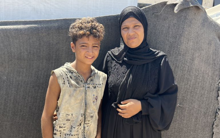 حي الشيخ رضوان بغزة مدينة أشباح تحت النار 2 - خلود أبو فارة نزحت من الشيخ رضوان هربا من العدوان الإسرائيلي، وما تزال تبحث عن ابنها المفقود منذ أسبوعين دون جدوى