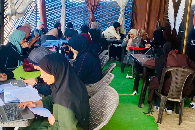 المسيرة التعليمية في غزة تتحدى حرب الإبادة 1 كافيه مكان مساحة تعليمية يجد فيها الطلاب ملاذهم للدراسة والمراجعة (الجزيرة)