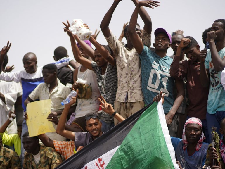 مصطفى عثمان يفسر لماذا وصل السودان إلى ما هو عليه ويكشف أسرارا عن البشير والترابي 1 السودانيون لم يبرحوا الشارع رغم سقوط البشير