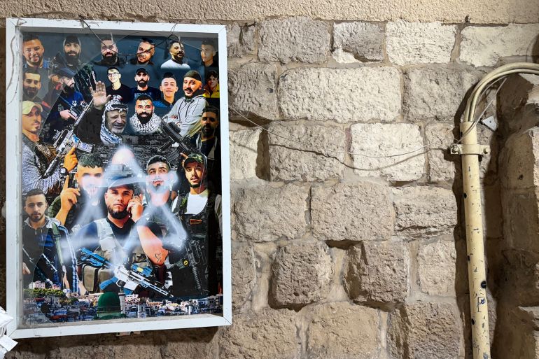 الذاكرة الشعبية تحفظ صور الشهداء بنابلس والاحتلال يسعى لإزالتها 3 صور الشهداء على جدران البلدة القديمة ونصب تذكارية قام بتمزيقها جنود الاحتلال خلال اقتحاماته الأخيرة أو تخريبها وكسرها ومنها مرسوم عليه نجمة داوود