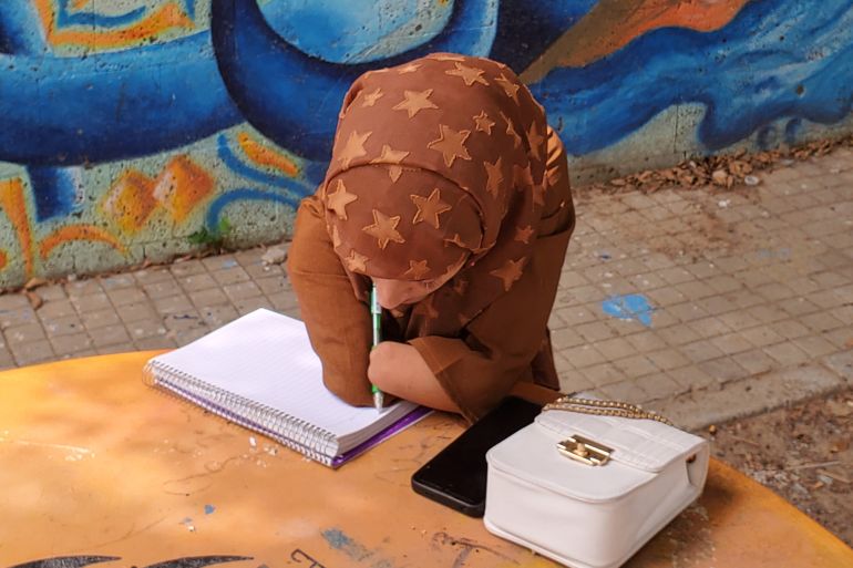 بيديْن مبتورتين.. فتاة يمنية تتحدى الإعاقة بالتفوّق الأكاديمي 2 قصة نجاح : بيدين مبتورتين.. فتاة يمنية تتخذ دراسة الإعلام سترة نجاة من الإعاقة