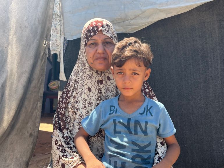 حي الشيخ رضوان بغزة مدينة أشباح تحت النار 1 منى جِلّو نزحت من منزلها في الشيخ رضوان تحت القصف الإسرائيلي، وتخشى أن تُجبر مجددا على النزوح إلى جنوب القطاع.