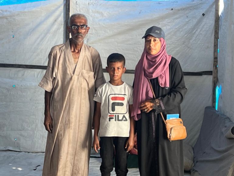 حي الشيخ رضوان بغزة مدينة أشباح تحت النار 5 الزوجان عبد وإكرام دلول نزحا من الشيخ رضوان برفقة أسرتهما المكوّنة من 12 فردا، ويعانيان أوضاعا قاسية بسبب الفقر.