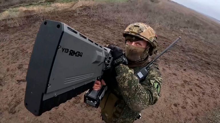 لوتان: الساحر يحول مرآبا سريا إلى مختبر لأول مسيرة أوكرانية قاذفة للهب 1 In this photo, taken from video and released by the Russian Defense Ministry Press Service on Thursday, Jan. 16, 2025, a Russian soldier gets ready to shoot Ukrainian drones on an undisclosed location in Ukraine. (Russian Defense Ministry Press Service via AP)