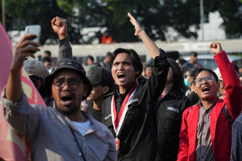 الاضطرابات تجتاح أكبر دولة إسلامية في العالم.. فما الذي يجب معرفته؟ 2 Protesters shout slogans during a protest, against lavish allowances given to parliament members, outside the parliament in Jakarta, Indonesia, Monday, Sept. 1, 2025. (AP Photo/Achmad Ibrahim)