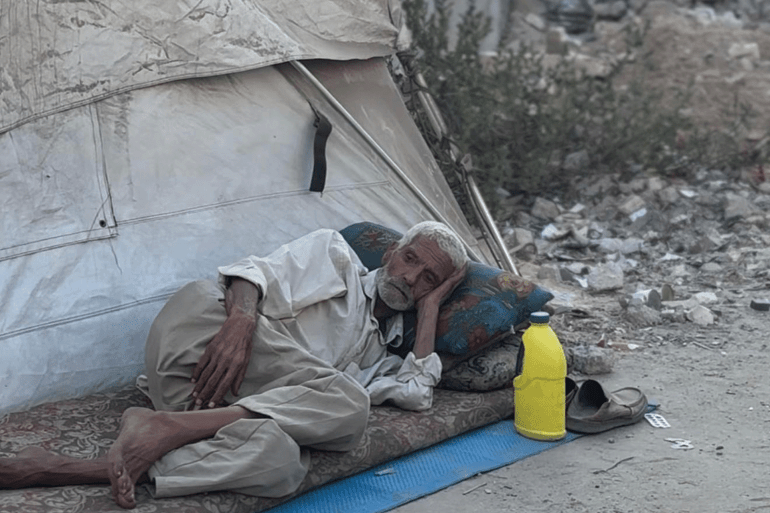 بين الغرب والجنوب.. لماذا يختار الغزيون البقاء على حدود الخطر؟ 4 نازحون ينصبون خيامهم في مناطق غرب غزة بدلًا من جنوبها؛ بسبب التكلفة المادية العالية وقلة مافي اليد، ورفضهم ترك مدينة غزة المصدر: الجزيرة نت