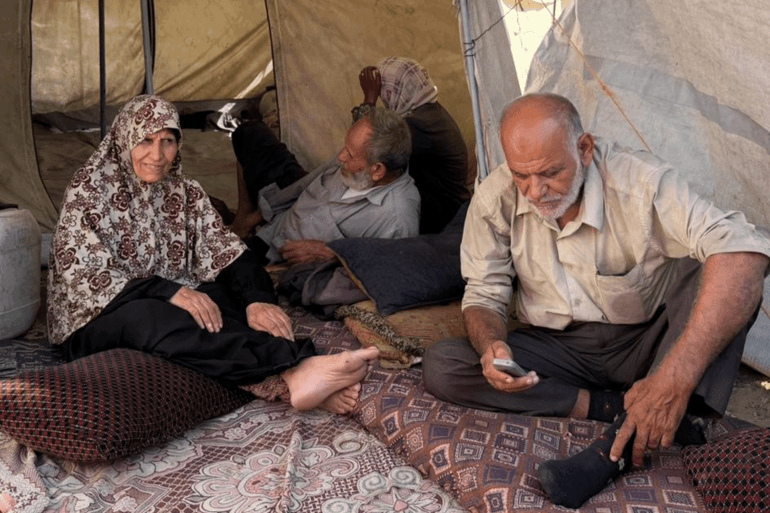 بين الغرب والجنوب.. لماذا يختار الغزيون البقاء على حدود الخطر؟ 2 نازحون ينصبون خيامهم في مناطق غرب غزة بدلًا من جنوبها؛ بسبب التكلفة المادية العالية وقلة مافي اليد، ورفضهم ترك مدينة غزة المصدر: الجزيرة نت