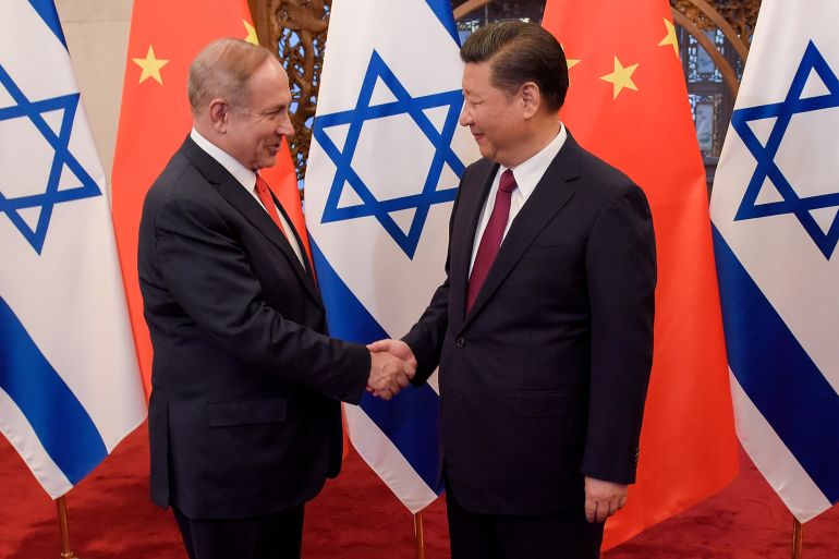 ما سر الكهف الذي غيّر زعيم الصين ودفعه لتحدي أميركا بكل قوة؟ 10 Chinese President Xi Jinping and Israeli Prime Minister Benjamin Netanyahu shake hands ahead of their talks at Diaoyutai State Guesthouse in Beijing, China
