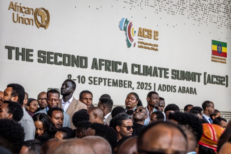 في قمة المناخ الثانية.. أفريقيا تتطلع إلى حلول قابلة للتنفيذ 5 Delegates queue to enter the plenary hall for the opening of the High-Level Leaders Summit at the Second Africa Climate Summit (ACS2) in Addis Ababa, on September 8, 2025. (Photo by Luis TATO / AFP)