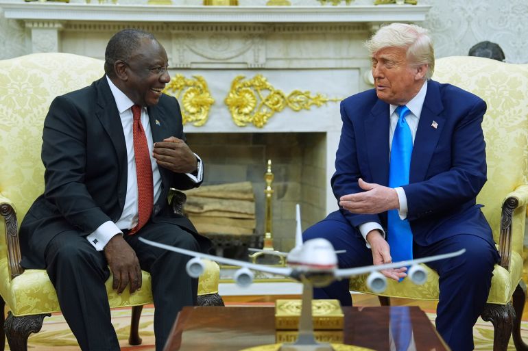 دول أفريقية تعزز تجارتها مع أميركا استباقا للرسوم الجمركية 1 President Donald Trump meets South African President Cyril Ramaphosa in the Oval Office of the White House, Wednesday, May 21, 2025, in Washington. (AP Photo/Evan Vucci)