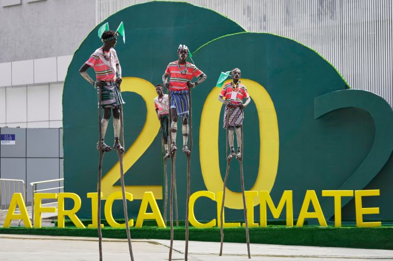 في قمة المناخ الثانية.. أفريقيا تتطلع إلى حلول قابلة للتنفيذ 2 Artists walk on stilts during the Second Africa Climate Summit (ACS2) in Addis Ababa, Ethiopia, Monday, September 8, 2025. (AP Photo/Brian Inganga)