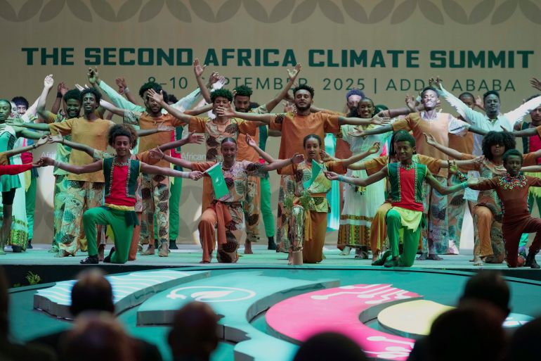 في قمة المناخ الثانية.. أفريقيا تتطلع إلى حلول قابلة للتنفيذ 4 Dancers perform during the opening of the High-Level Leaders Summit at the Second Africa Climate Summit (ACS2) at the Addis International Convention Center (AICC) in Addis Ababa, Ethiopia, Monday, Sept. 8, 2025. (AP Photo/Brian Inganga)
