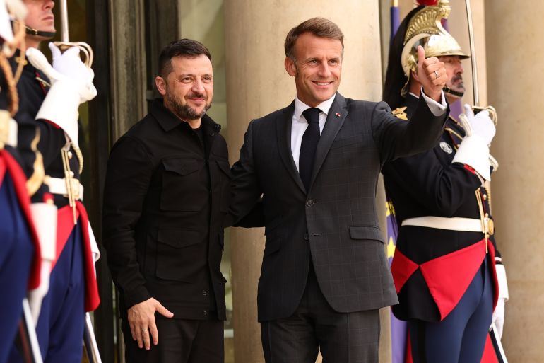 ترامب يلوح بمعاقبة روسيا وبوتين يدعو زيلينسكي للقائه بموسكو 1 epa12349645 French President Emmanuel Macron (R) arrives for a working meeting with Ukrainian President Volodymyr Zelensky (L) on the eve of the coalition of volunteers’ meeting at the Élysée Palace in Paris, France, 03 September 2025. EPA/TERESA SUAREZ / POOL