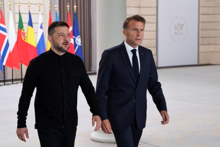 اجتماع لداعمي أوكرانيا وترامب يبحث الضمانات الأمنية مع قادة أوروبيين 1 epa12351096 France's President Emmanuel Macron (R) and Ukraine's President Volodymyr Zelensky (L) arrive to chair the Coalition of the Willing Summit at the Elysee Presidential Palace in Paris, France, 04 September 2025. European leaders and Ukrainian President Volodymyr Zelensky met in Paris on 04 September 2025 in a renewed effort to pressure Russia's President Vladimir Putin after he vowed that Russia will continue fighting in Ukraine if no peace deal is reached. EPA/LUDOVIC MARIN / POOL MAXPPP OUT