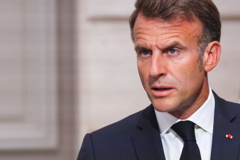 الحكومة الفرنسية أمام اختبار الشرعية وسيناريوهات ما بعد الثقة 1 epa12351972 France's President Emmanuel Macron addresses a press conference following the Coalition of the Willing Summit, at the Elysee Palace in Paris, France, 04 September 2025. European leaders and Ukrainian President Volodymyr Zelensky met in Paris on 04 September 2025 in a renewed effort to pressure Russia's President Vladimir Putin after he vowed that Russia will continue fighting in Ukraine if no peace deal is reached. EPA/LUDOVIC MARIN / POOL MAXPPP OUT