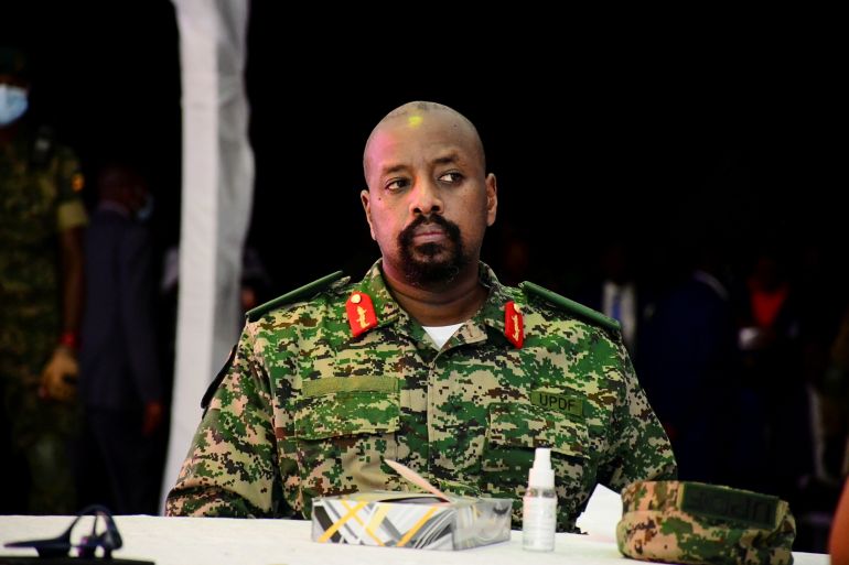 يسخر من ترامب ويهدد بغزو كينيا.. من ابن موسيفيني الطامح لرئاسة أوغندا خلفا لوالده؟ 2 Lt. General Muhoozi Kainerugaba, the son of Uganda's President Yoweri Museveni, who leads the Ugandan army's land forces, looks on during his birthday party in Entebbe, Uganda May 7, 2022. REUTERS/Abubaker Lubowa