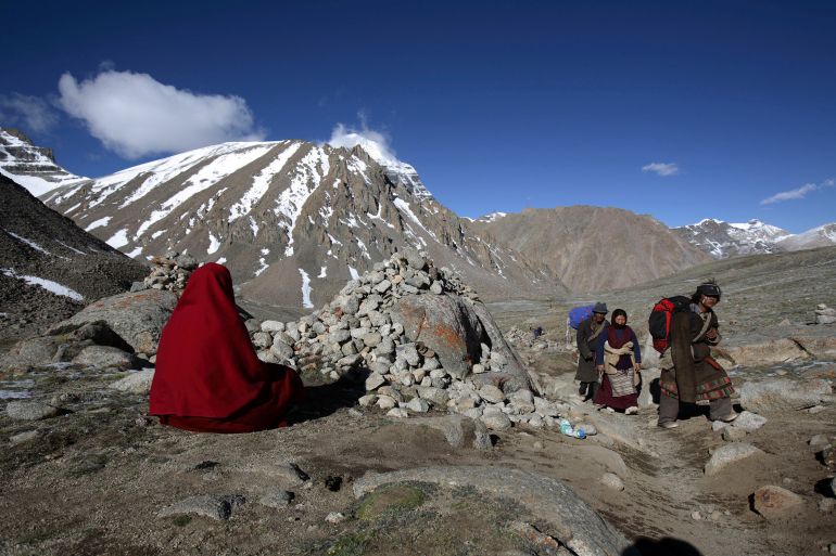 لقاء شي ومودي.. كيف يعاد رسم مسار العلاقة بين الهند والصين؟ 3 PURANG COUNTY, CHINA - JUNE 16: (CHINA OUT) A nun from Nepal worships the snow-capped Kangrinboqe Mountain, known as Mt. Kailash in the West, June 16, 2007 in Purang County of Tibet Autonomous Region, China. Kangrinboqe, meaning "the holy mountain" in Tibetan, is the summit of Gangdise Mountains with an altitude around 6,638 meters (21,778 feet) above sea-level. It is considered a sacred place in four religions, Hinduism, Buddhism, Jainism and Bon faith. Every year, thousands of pilgrims, including Tibetans, overseas religious devotees from India, Nepal and Bhutan, make pilgrimages to Kangrinboqe, following a tradition dating back thousands of years. Some of pilgrims take a year or longer to reach the sacred mountain. (Photo by China Photos/Getty Images)
