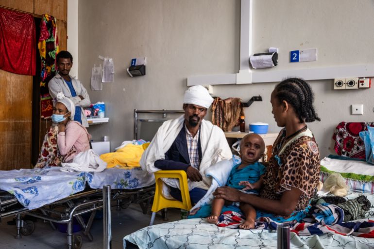 أطباء إثيوبيا بين الإضراب والاعتقال وسط أوضاع عمل قاسية 1 MEKELLE, ETHIOPIA - FEBRUARY 16: Tsige Nerae (R), 47, sits with her husband (C) and son Selam Gebremikael, 1, who is suffering from hydrocephalus caused by maternal malnutrition according to the doctors in Ayder Hospital in the city of Mekelle on February 16, 2024 in Tigray Region, Ethiopia. More than 20 million Ethiopians are in need of food aid, according to estimates from the UN's Office for the Coordination of Humanitarian Affairs (UNOCHA). The situation is particularly acute in drought-stricken Tigray, in the country's north, which is still recovering from a two-year war between the Ethiopian government and allied forces on one side, and Tigrayan forces on the other, during which the region's economy was devastated and many were displaced. The combined effects of war and drought have raised the specter of famine, which the federal government in Addis Ababa denies is imminent, saying it is committed to providing aid. (Photo by Ed Ram/Getty Images)