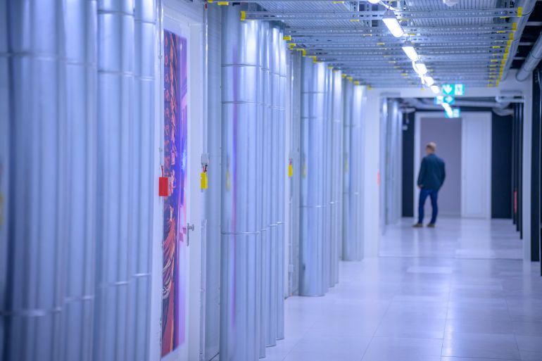 ألمانيا تدشن أول حاسوب فائق وتدعو أوروبا للحاق بركب أميركا والصين 1 JULICH, GERMANY - SEPTEMBER 5: A part of the first European exascale-class supercomputer is seen at the launch event for the new JUPITER supercomputer at the Julich Research center (Forschungszentrum Juelich) on September 5, 2025 in Julich, Germany. JUPITER is the first in the new exascale series of supercomputers. It is among the fastest supercomputers in the world, capable of one quintillion calculations per second. (Photo by Sascha Schuermann/Getty Images)
