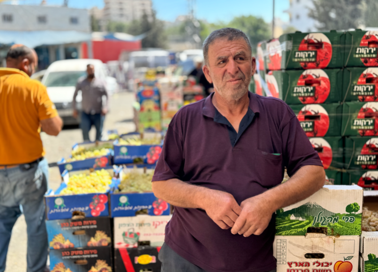 مزارعو العنب في الخليل فرادى في مواجهة هجمات المستوطنين 2 فلسطين،الخليل، حلحول، المزارع محمد أبوريان في سوق الخضار المركزي في حلحول، تصوير سلام أبوشرار، 3 سبتمبر 2025، خاص بالجزيرة نت.