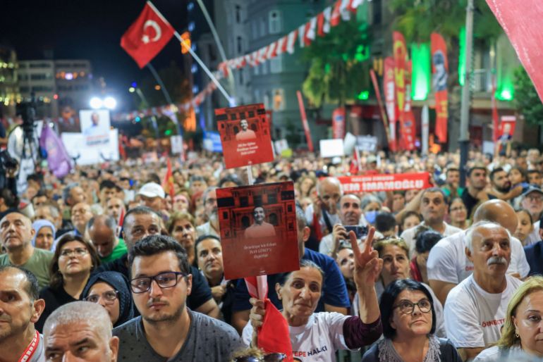 تداعيات قرار “محكمة إسطنبول” على حزب الشعب الجمهوري 1 Supporters of Turkey's main opposition Republican People's Party (CHP) attend a rally to protest the detention of Beyoglu Mayor Inan Guney, as part of a corruption investigation, in Istanbul, Turkey, August 27, 2025. REUTERS/Murad Sezer